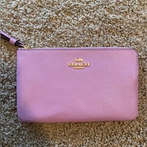 Authentic Coach wristlet in a gorgeous lavender color, perfect for summer!